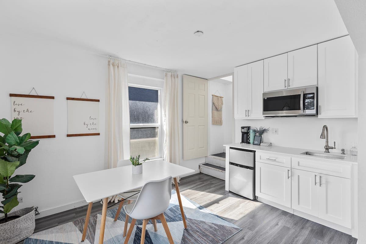 Central Tacoma Home - 2b2b-Spacious + Bright