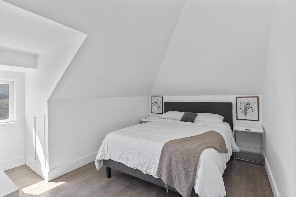 Central Tacoma Home - 2b2b-Spacious + Bright