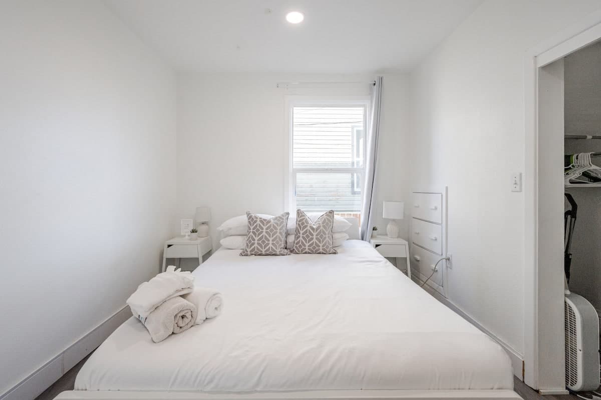 Modern Minimalistic• Natural Light • 1b1b • Tacoma