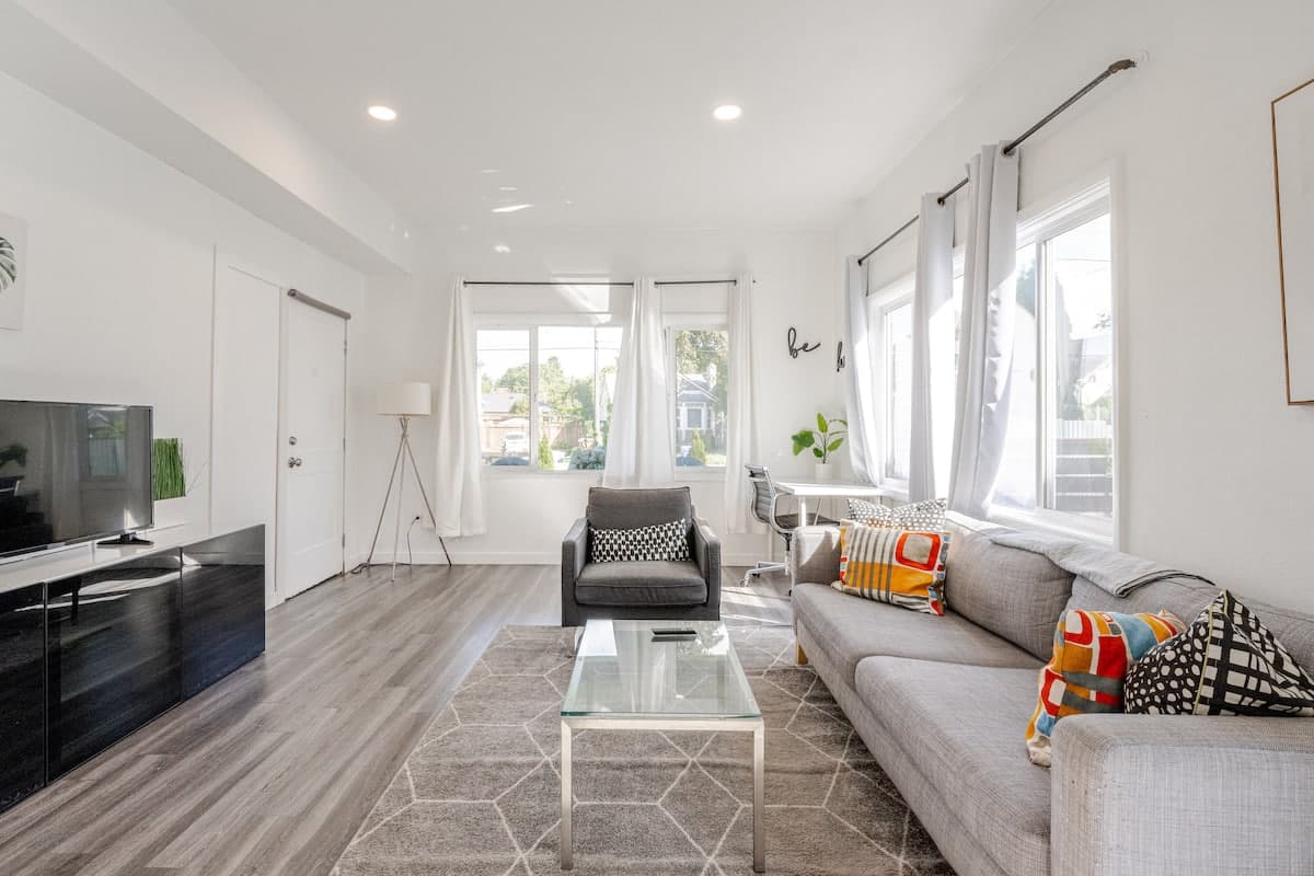 Modern Minimalistic• Natural Light • 1b1b • Tacoma